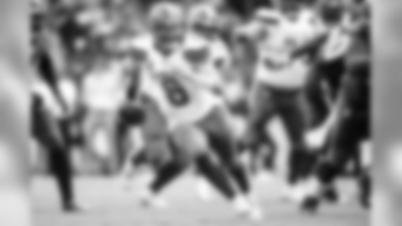 Quarterback Baker Mayfield (6)