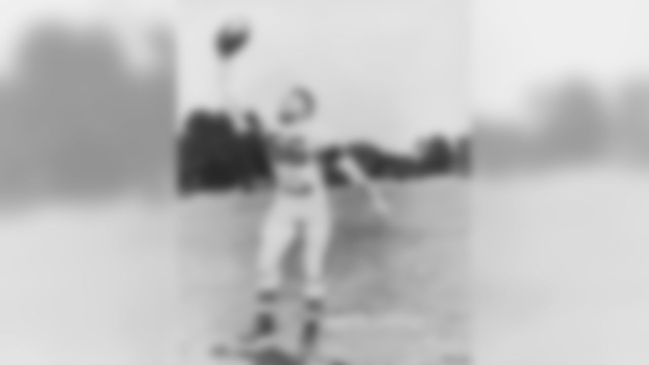 Dante Lavelli led the team with three receptions for 79 yards and a touchdown.