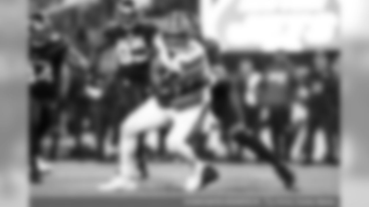 Tight end Pharaoh Brown (86)