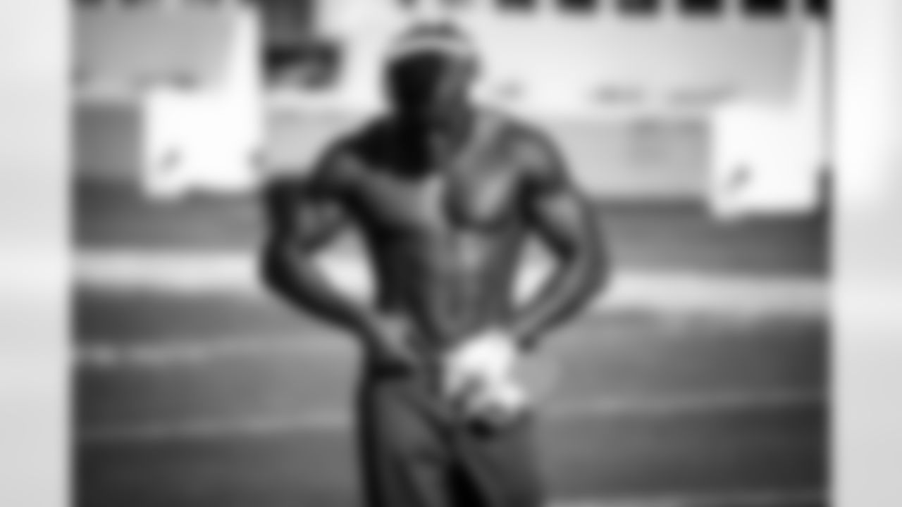 Tight end David Njoku (85) before a NFL football game between the Cleveland Browns and Tennessee Titans on December 6, 2020 at Nissan Stadium. The Browns won 41 - 35.