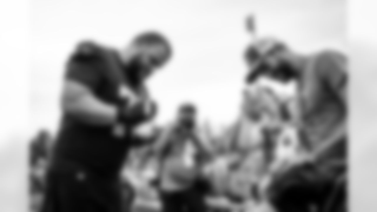 Offensive guard Joel Bitonio (75) signs autographs for fans during the twelfth day of training camp at CrossCountry Mortgage Campus on August 14, 2022.