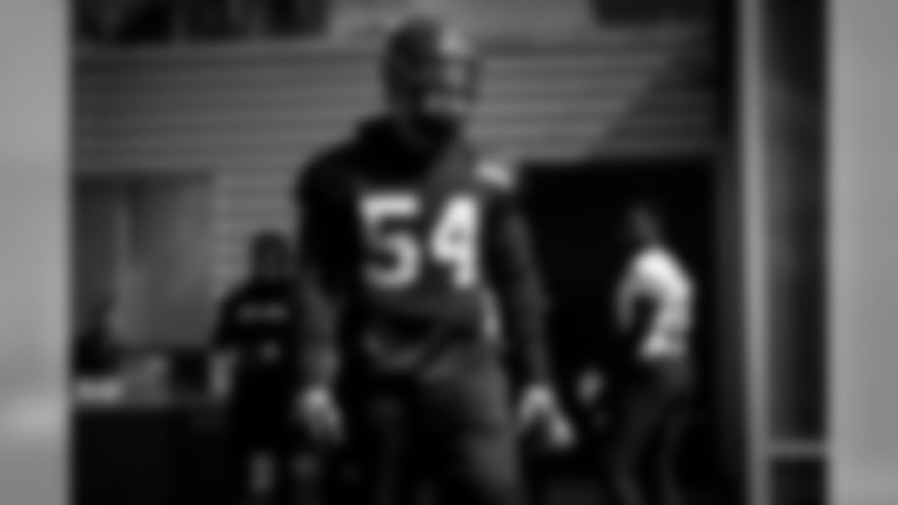 Defensive end Olivier Vernon (54)