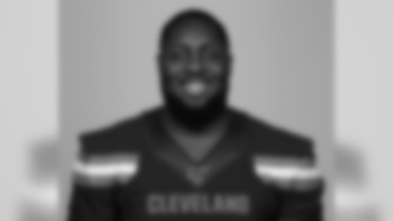 Offensive tackle Chris Hubbard (74)