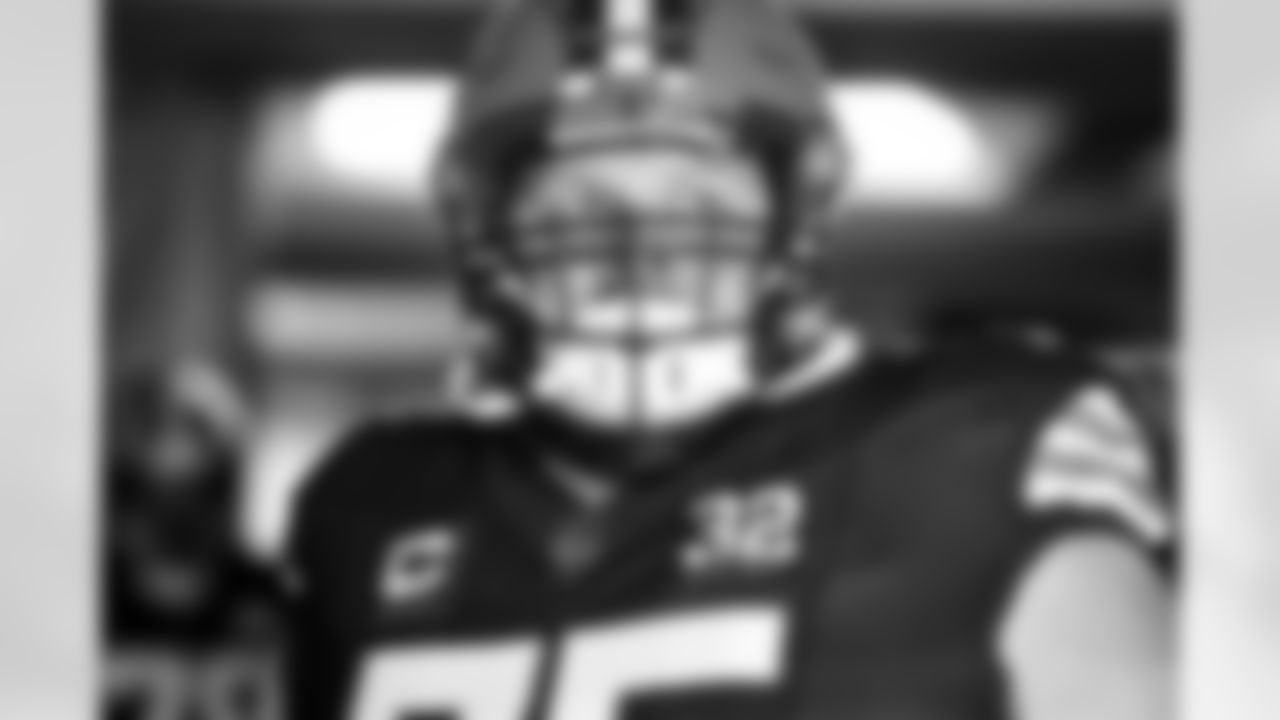 Offensive guard Joel Bitonio (75) before a NFL football game between the Cincinnati Bengals and Cleveland Browns on September 10, 2023 at Cleveland Browns Stadium.