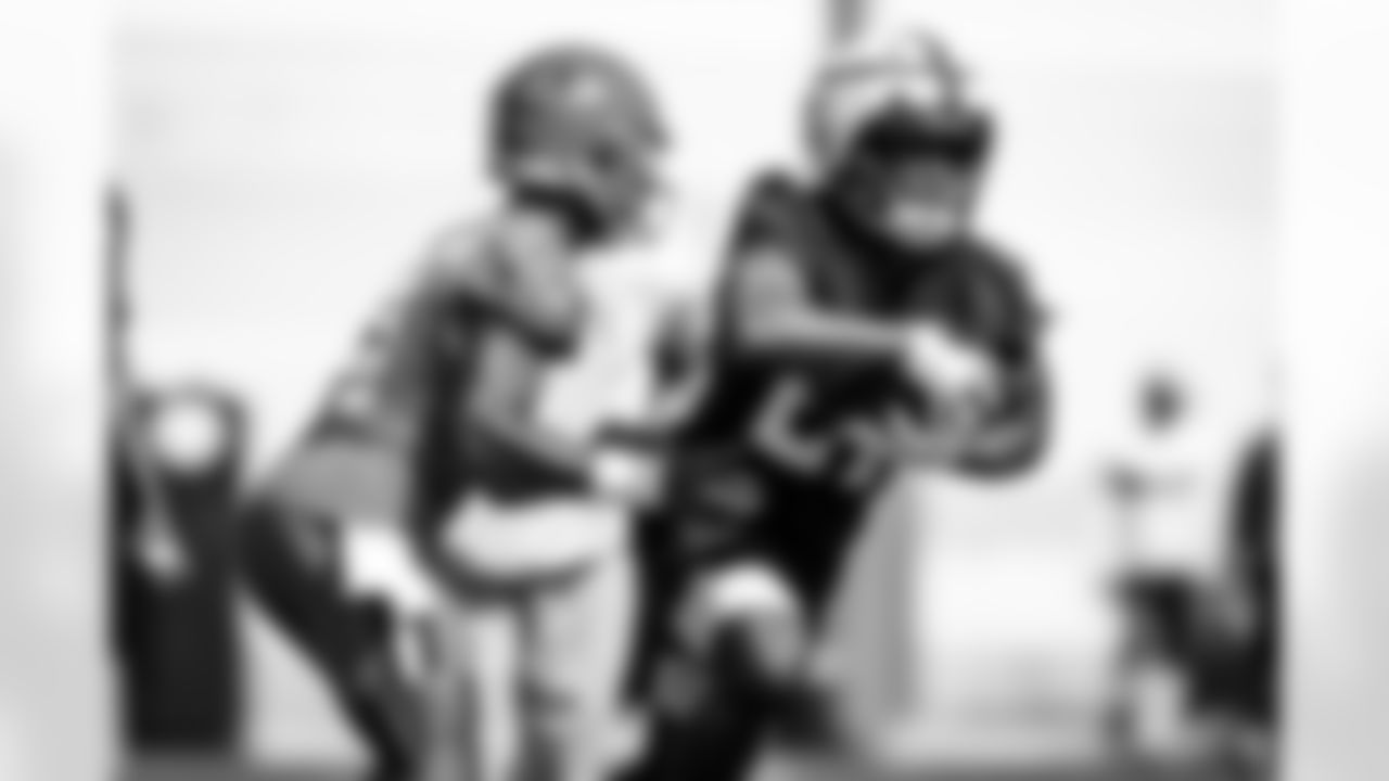 Running back Kareem Hunt (27) during practice at CrossCountry Mortgage Campus on September 21, 2023.