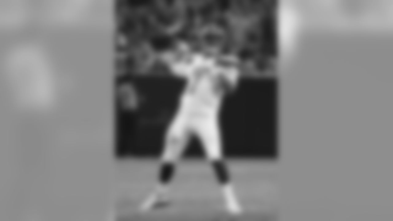 QB DeShone Kizer pass the ball in the second half.