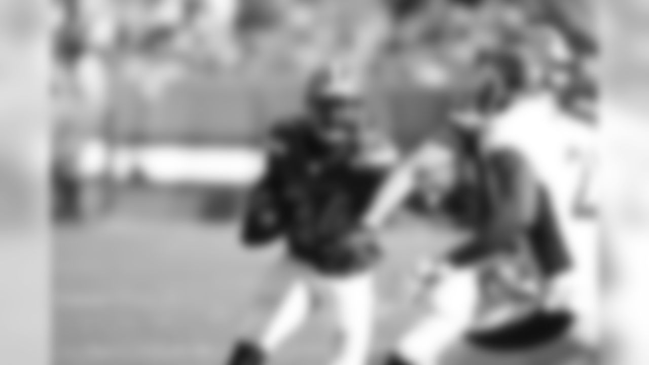 Cleveland Browns runningback Isaiah Crowell breaks a run the second half