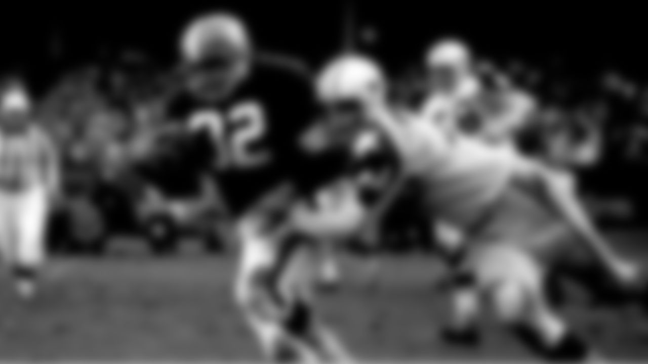 Jim Brown attempts to evade a defender during a game against the Dallas Cowboys.
