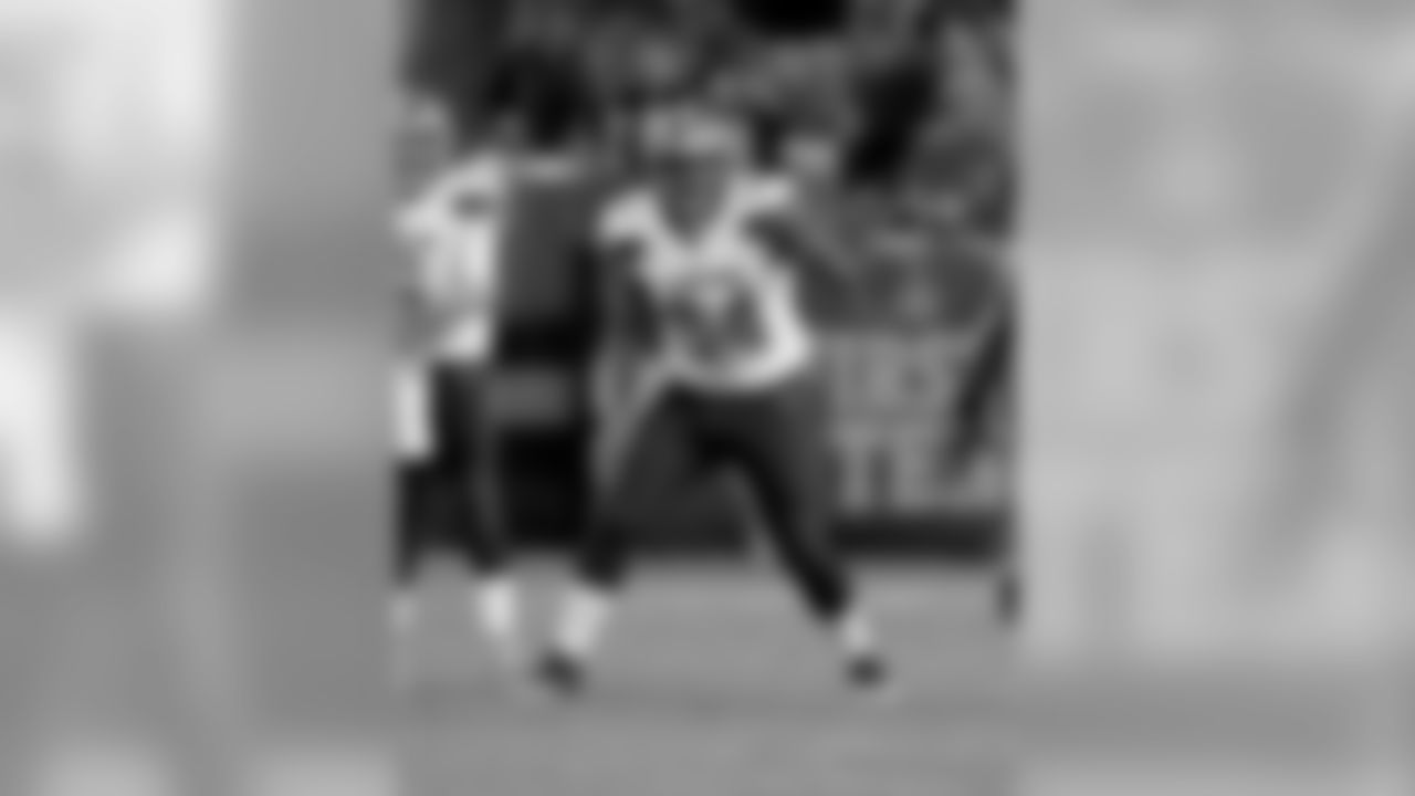 OL Darrian Miller