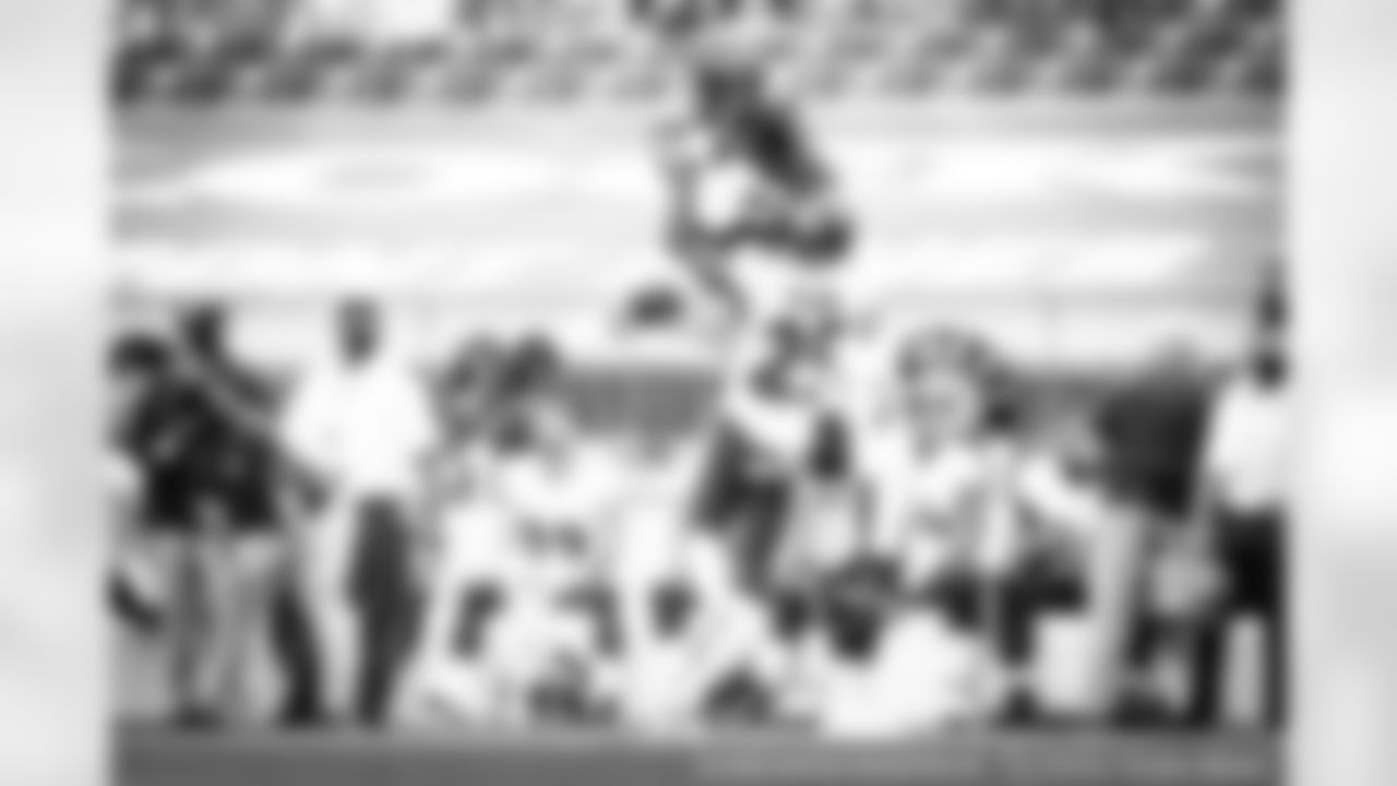 Tight end David Njoku (85)