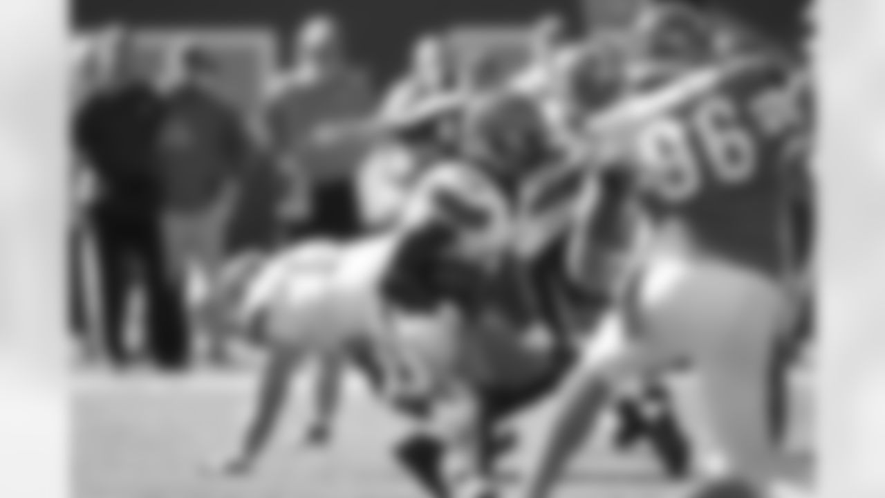 RB Isaiah Crowell runs with the ball.