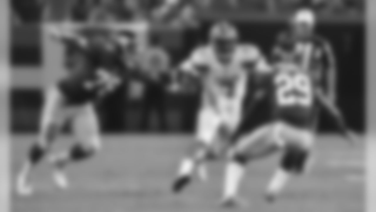 QB DeShone Kizer runs against the Giants' defense.