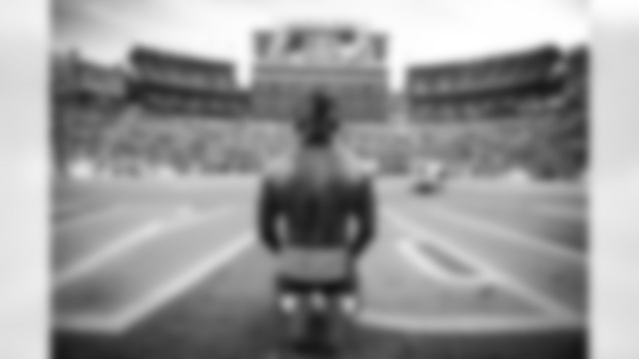 Tight end David Njoku (85) before a NFL football game between the Cleveland Browns and Green Bay Packers on December 25, 2021 at Lambeau Field. The Browns lost 22-24.