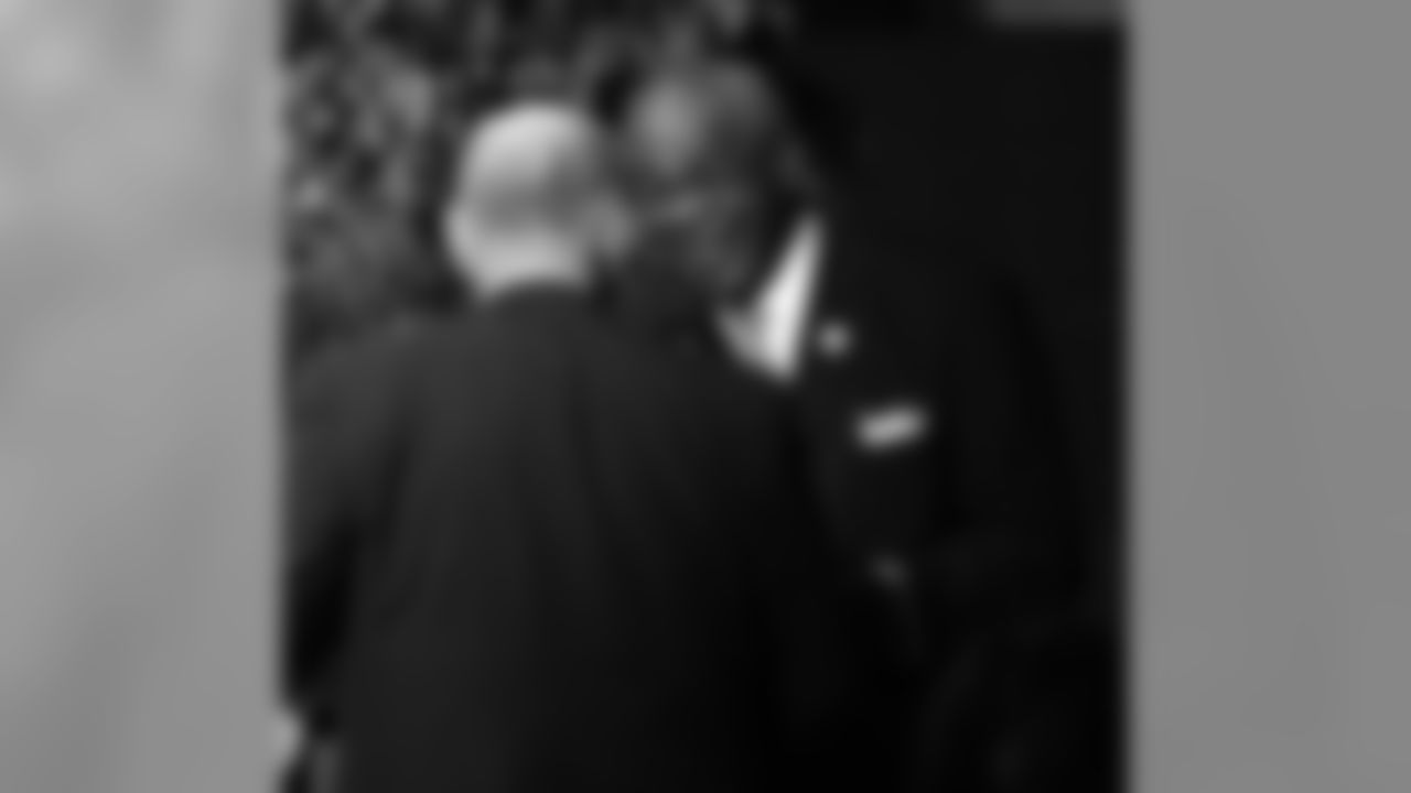 Cleveland Browns elected Tom DeLeone and Vince Costello to the 2011 Legends Class.