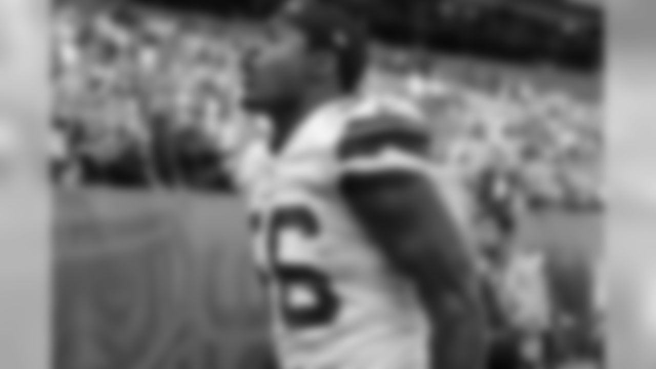 Cleveland Browns inside linebacker Karlos Dansby celebrates a 26-24 win over the New Orleans Saints Sunday, Sept. 14, 2014, in Cleveland. (AP Photo/David Richard)