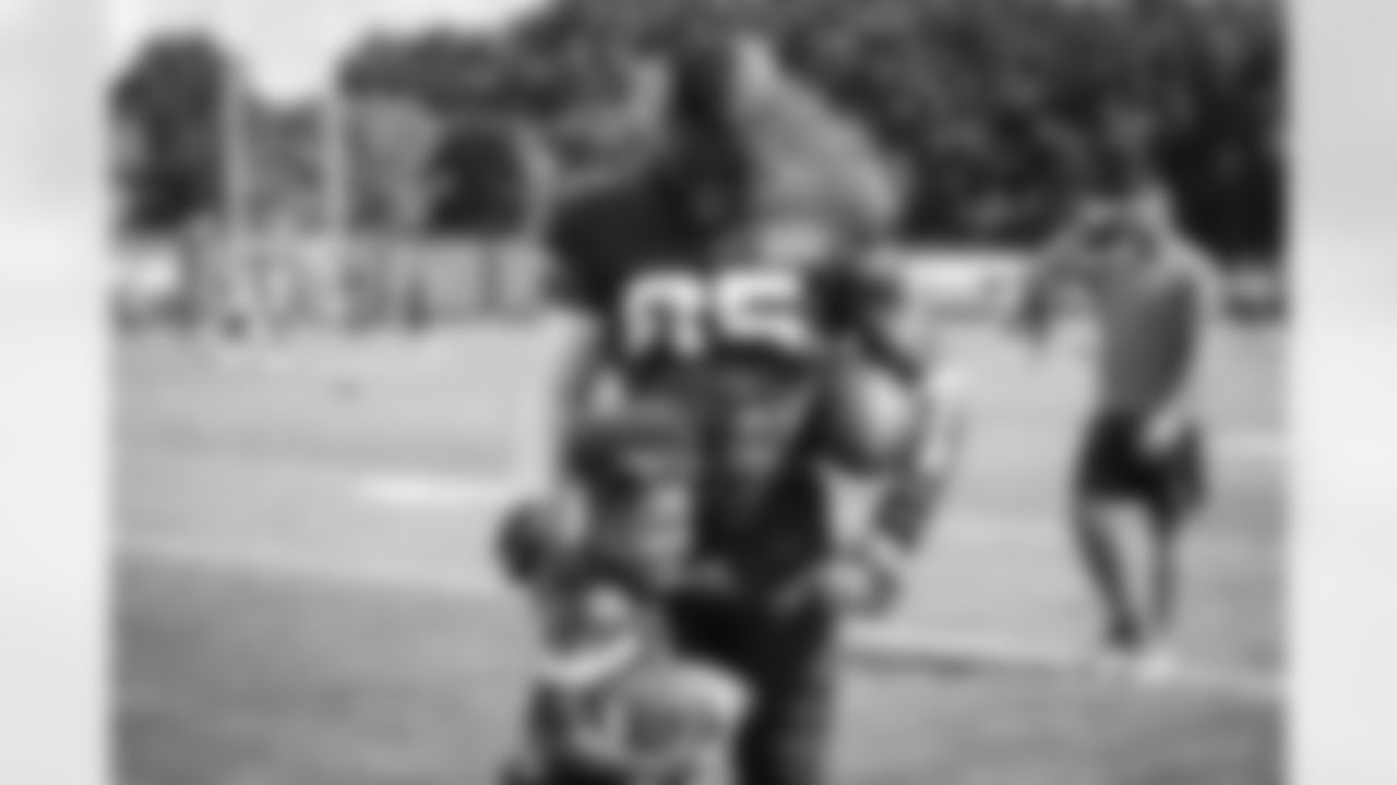 Tight end David Njoku (85) with a fan during the ninth day of training camp at CrossCountry Mortgage Campus on August 6, 2022.