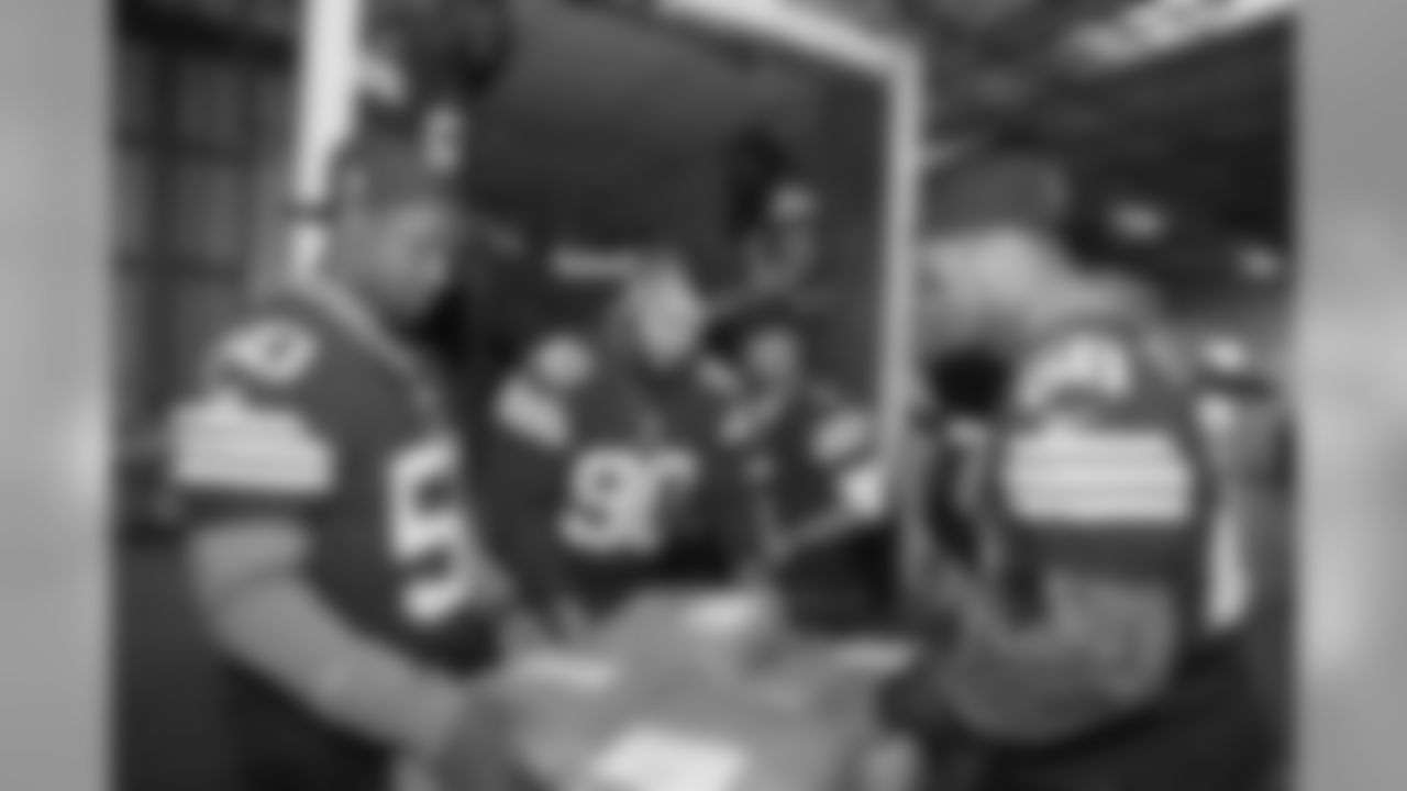Browns visit the Greater Cleveland Foodbank