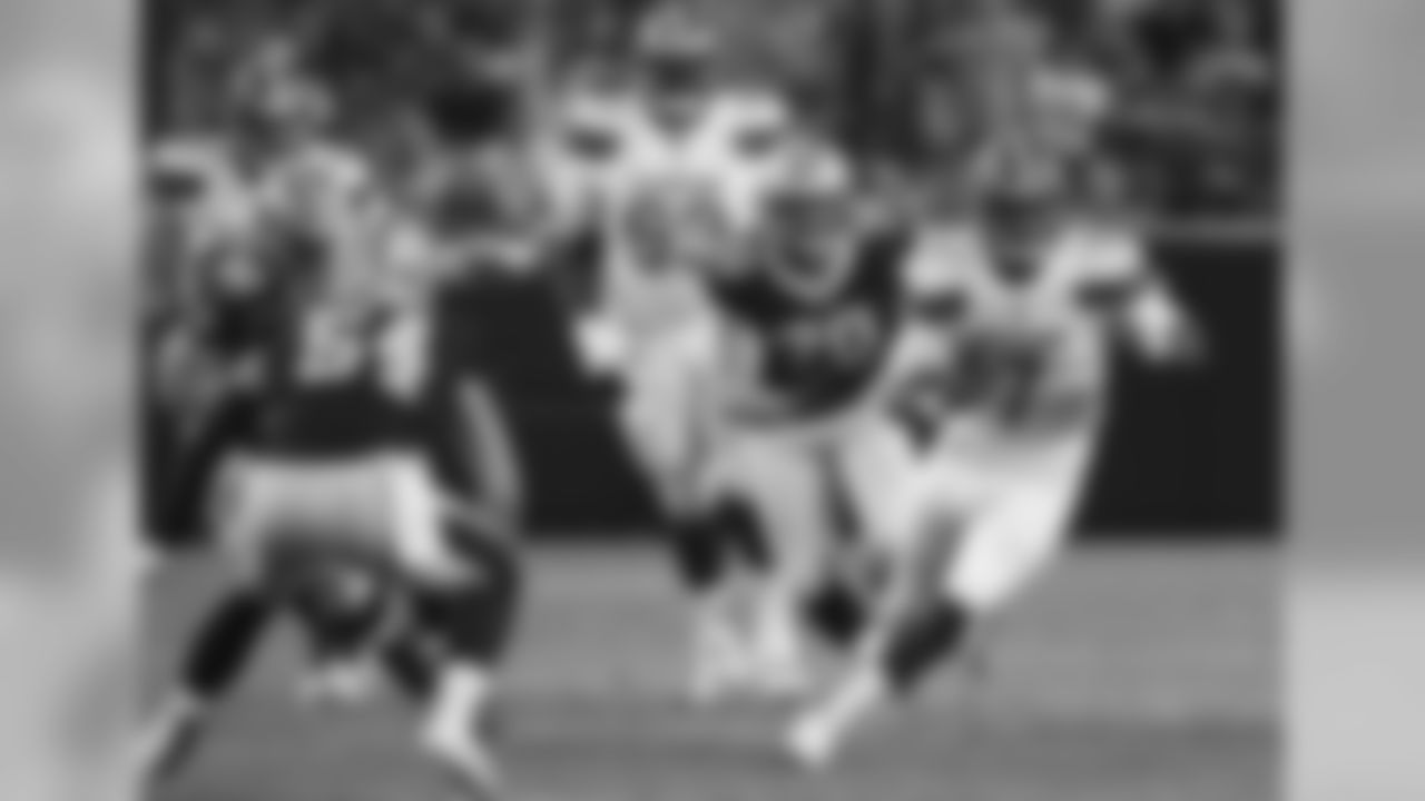 QB DeShone Kizer runs with the ball.