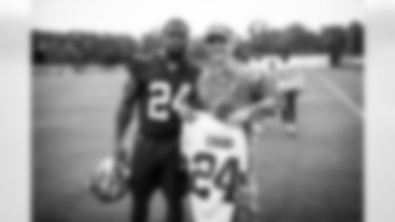 Running back Nick Chubb (24) meets with military guests after the second day of OTAs at CrossCountry Mortgage Campus on May 25, 2022.