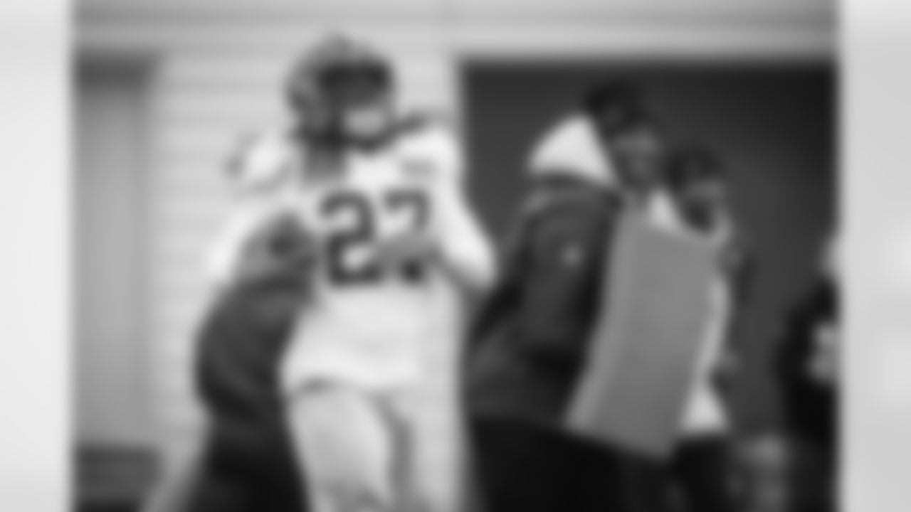 Running back Kareem Hunt (27) during practice at CrossCountry Mortgage Campus on December 7, 2022.