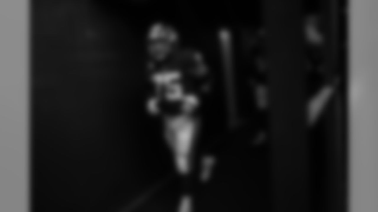 Washington Redskins offensive guard Brandon Scherff (75) walks onto the field before the first half of an NFL football game between the Washington Redskins and the New York Jets Sunday, Nov. 17, 2019, in Landover, Md. (AP Photo/Patrick Semansky)