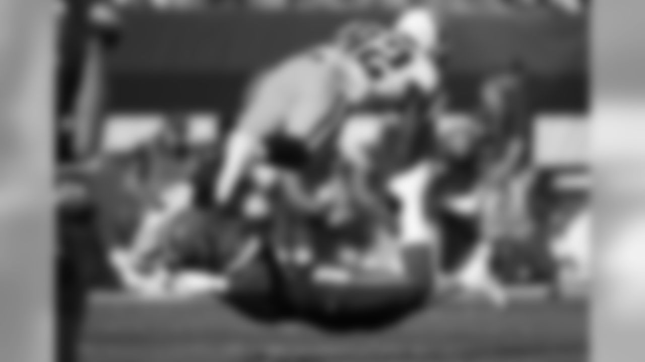 DB Derrick Kindred tackles Titans TE Delanie Walker.