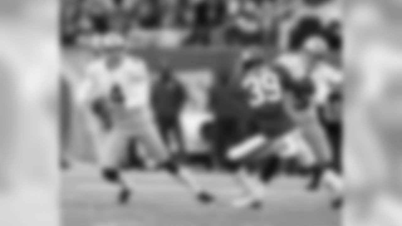 Browns acquire P Andy Lee