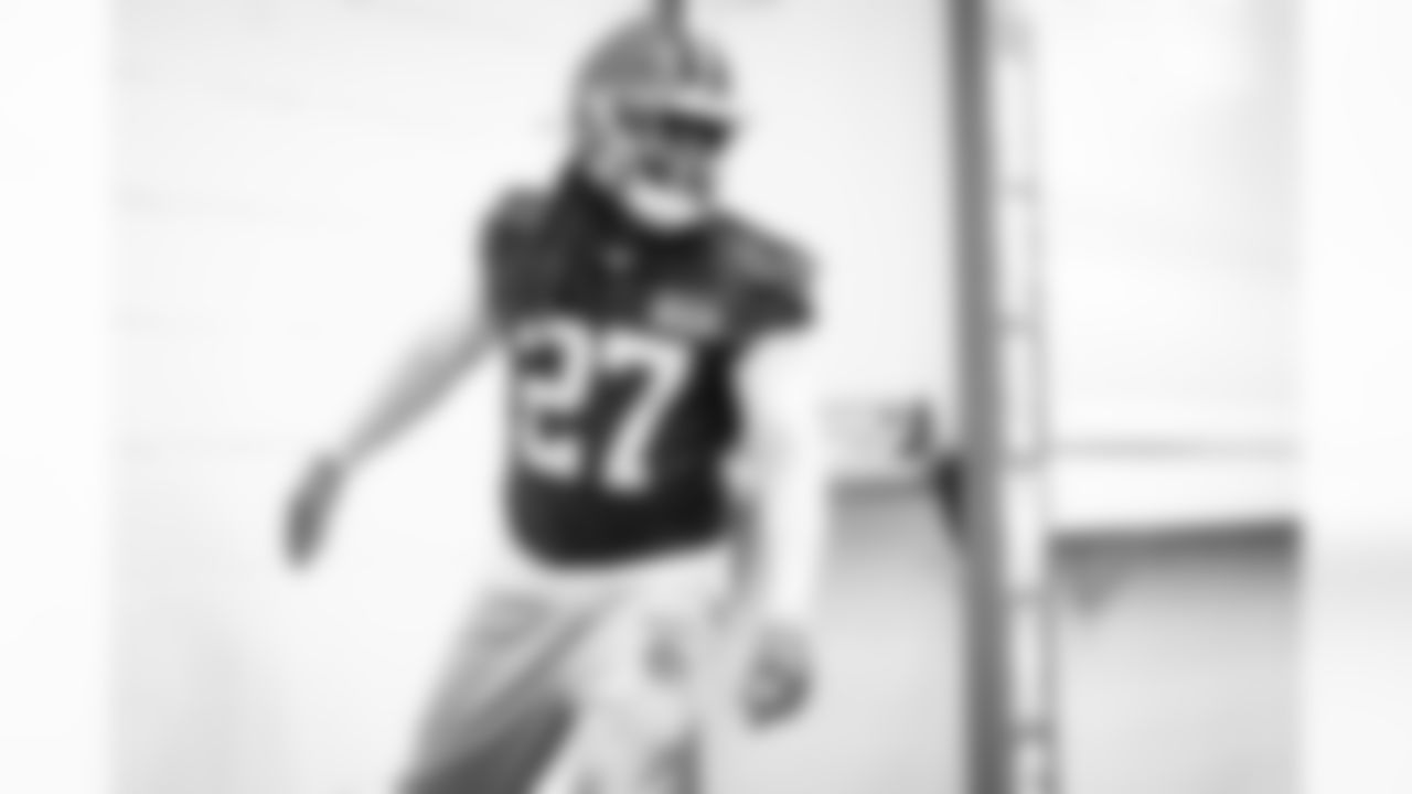 Running back Kareem Hunt (27) during practice at CrossCountry Mortgage Campus on December 15, 2022.