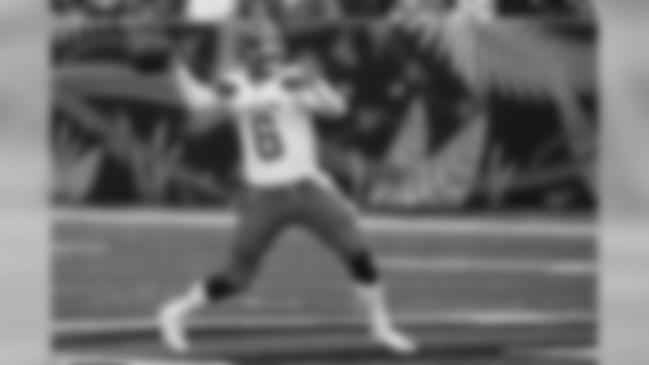 Cleveland Browns quarterback Baker Mayfield prepares to throw in the first half of an NFL football game against the Cincinnati Bengals, Sunday, Nov. 25, 2018, in Cincinnati. (AP Photo/Frank Victores)