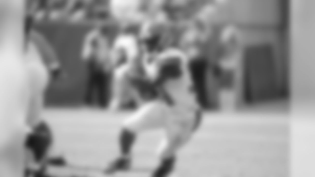 RB Isaiah Crowell runs with the ball.