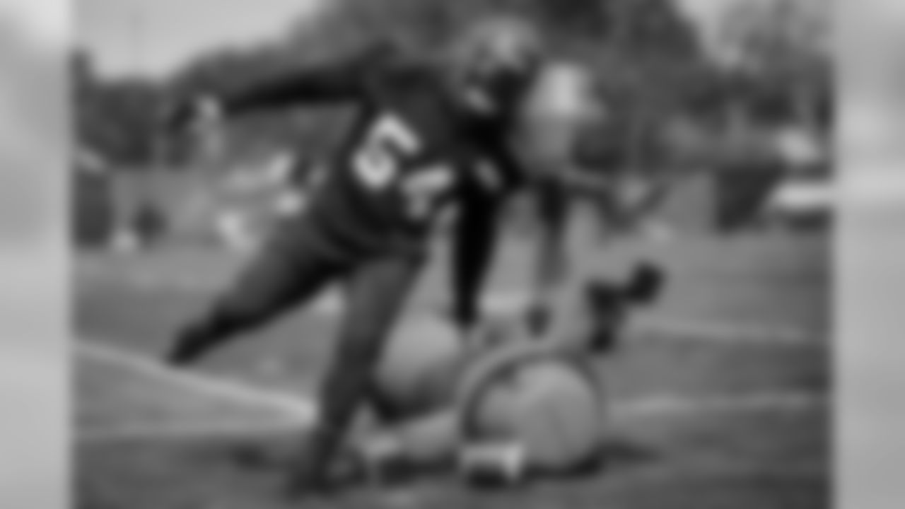 Defensive end Olivier Vernon (54)