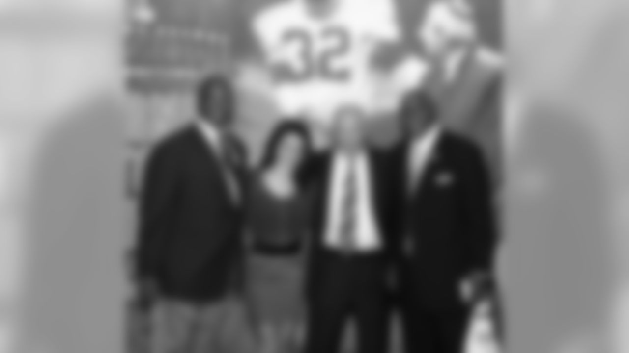 Cleveland Browns elected Tom DeLeone and Vince Costello to the 2011 Legends Class.