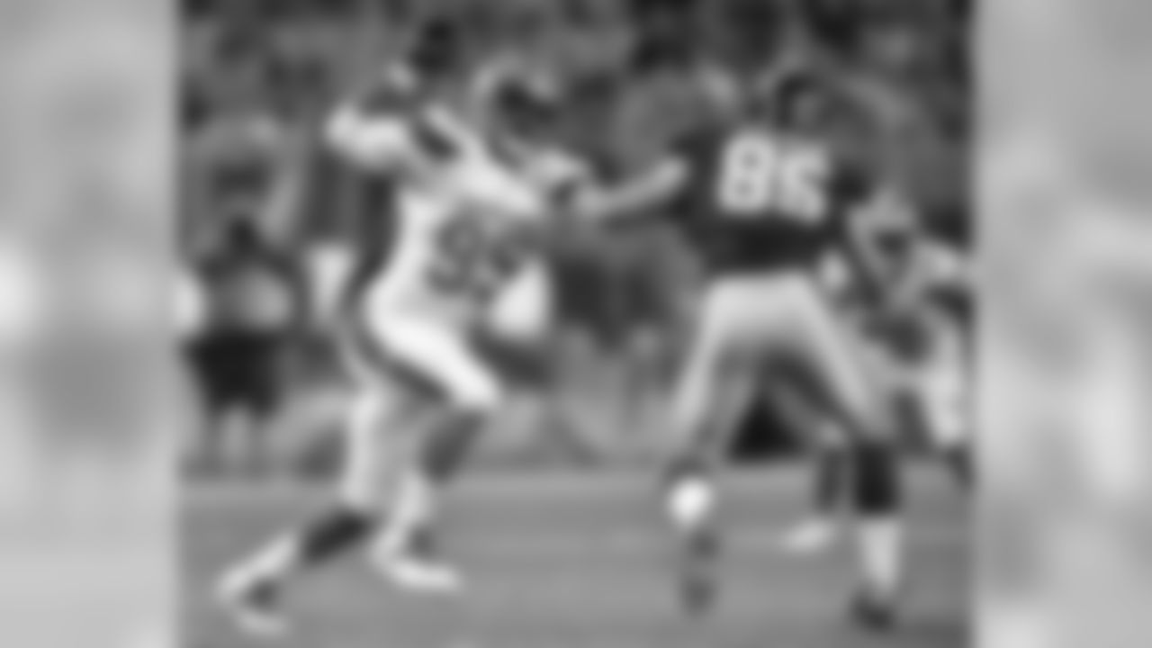 DL Myles Garrett faces off against Giants TE Rhett Ellison.