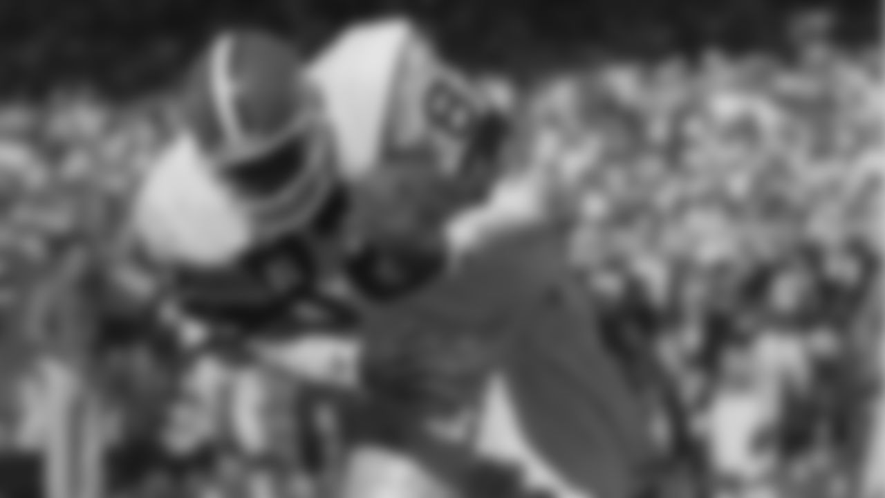 Cleveland Browns tight end Ozzie Newsome (82) hauls in a five yard touchdown pass as New York Jets George Radachowsky in this Sept. 17, 1989 photo in Cleveland. Newsome was voted into the Pro Football Hall of Fame Saturday, Jan. 30, 1999. (AP Photo/Mark Duncan)
