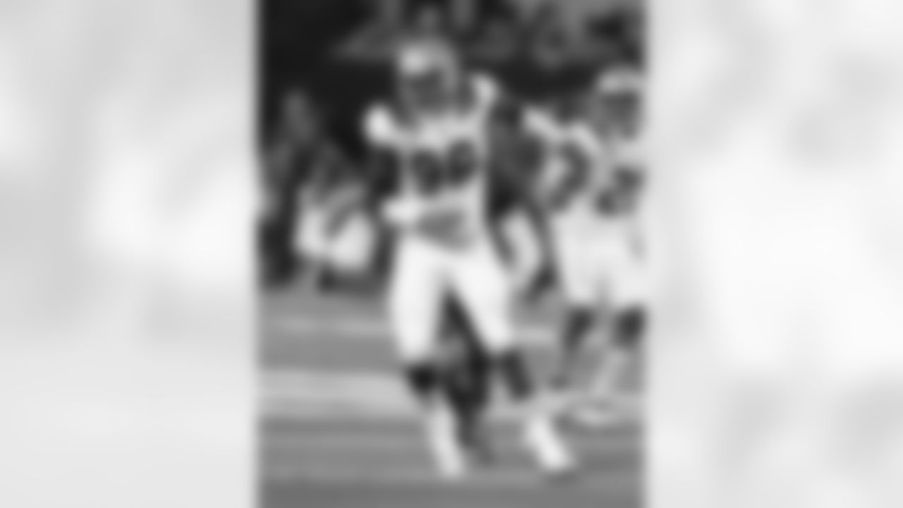 LB Takkarist McKinley (UCLA)