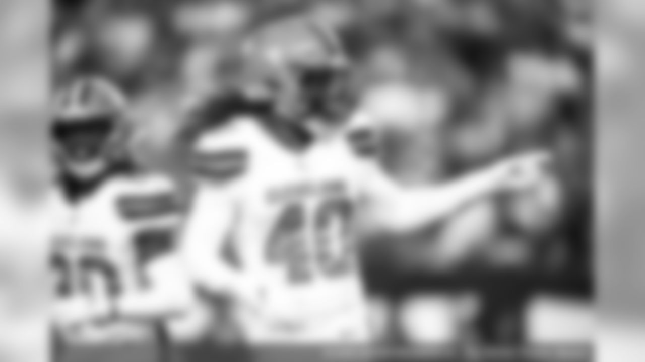 Linebacker Malik Jefferson (40)
