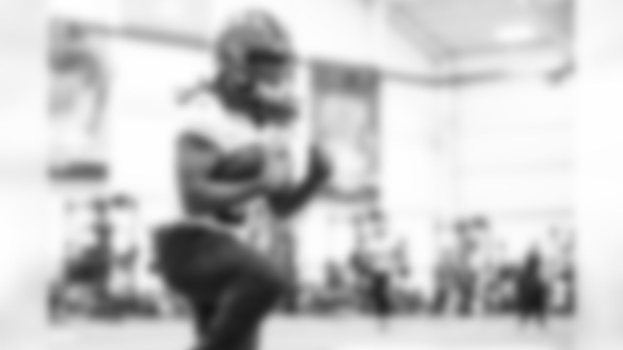 Running Back Kareem Hunt (27) during practice on November 25, 2020