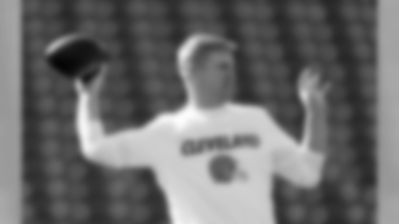 Cleveland Browns quarterback Josh McCown warms up before an NFL football game against the Baltimore Ravens, Sunday, Oct. 11, 2015, in Baltimore. (AP Photo/Gail Burton)