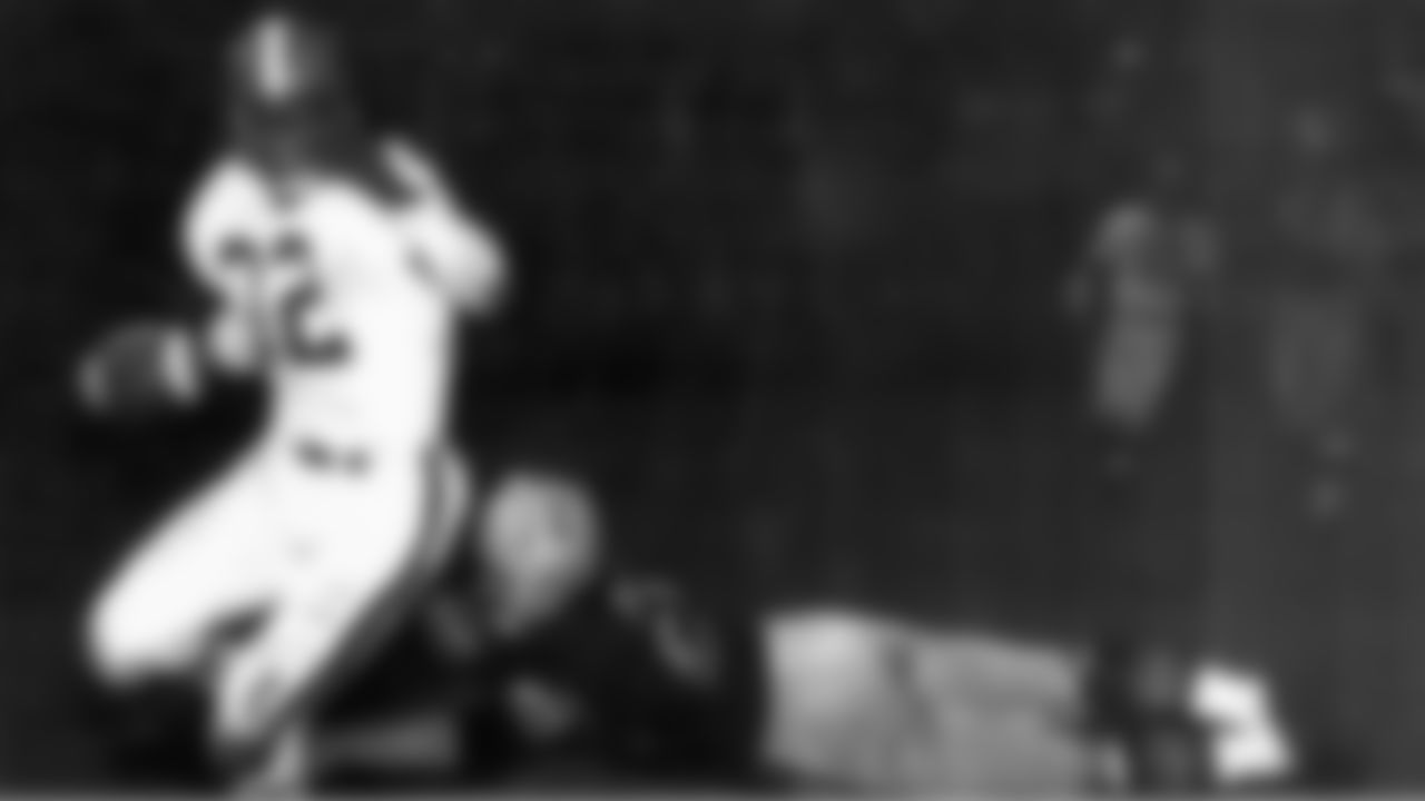 Jim Brown avoids a would-be tackler in a game against the Pittsburgh Steelers.
