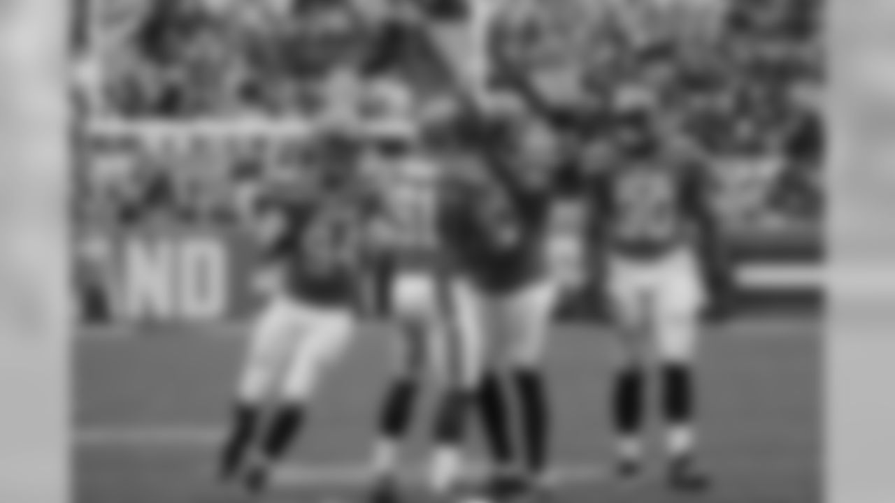DE Tyrone Holmes (91) celebrates his sack with teammates.