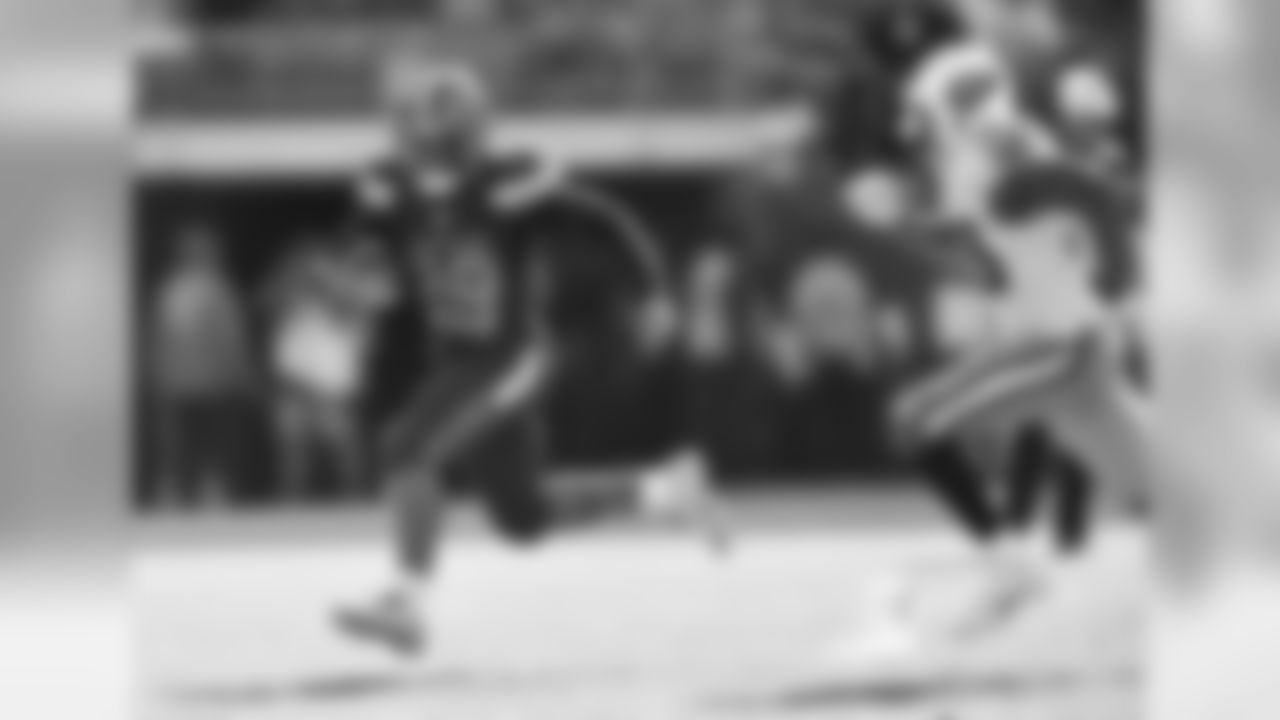 RB Duke Johnson runs from the Titans defense.