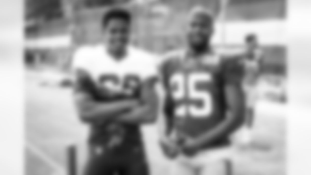 Cornerback Greedy Williams (26) and his brother Rodarius Williams during the first day of joint practices with the New York Giants on August 19, 2021.