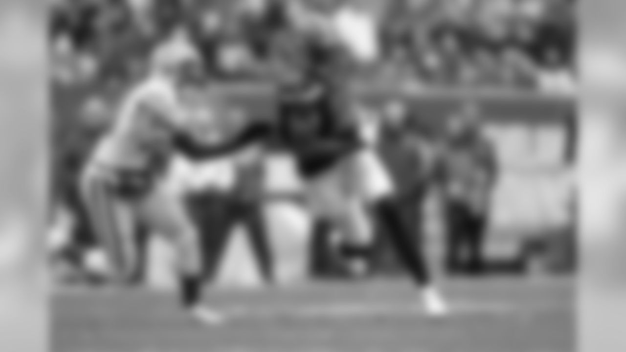 WR Josh Gordon runs with the ball.