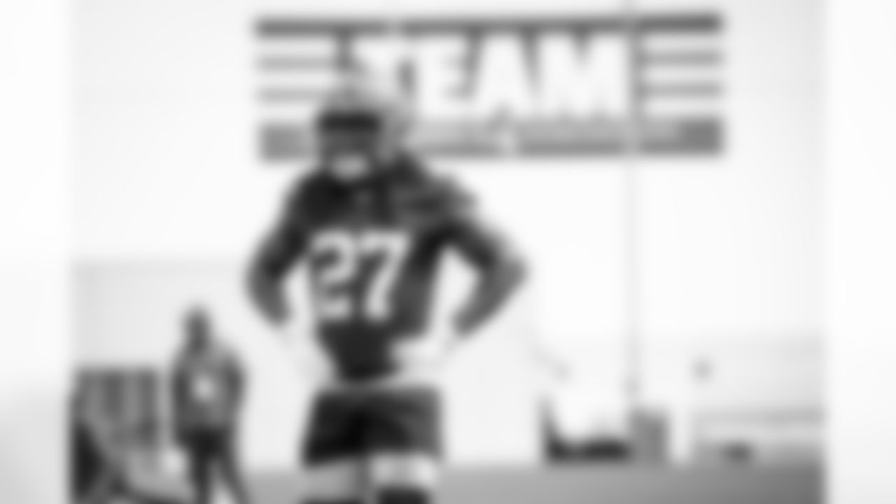 Running back Kareem Hunt (27) during the third day of OTAs at CrossCountry Mortgage Campus on May 26, 2022.