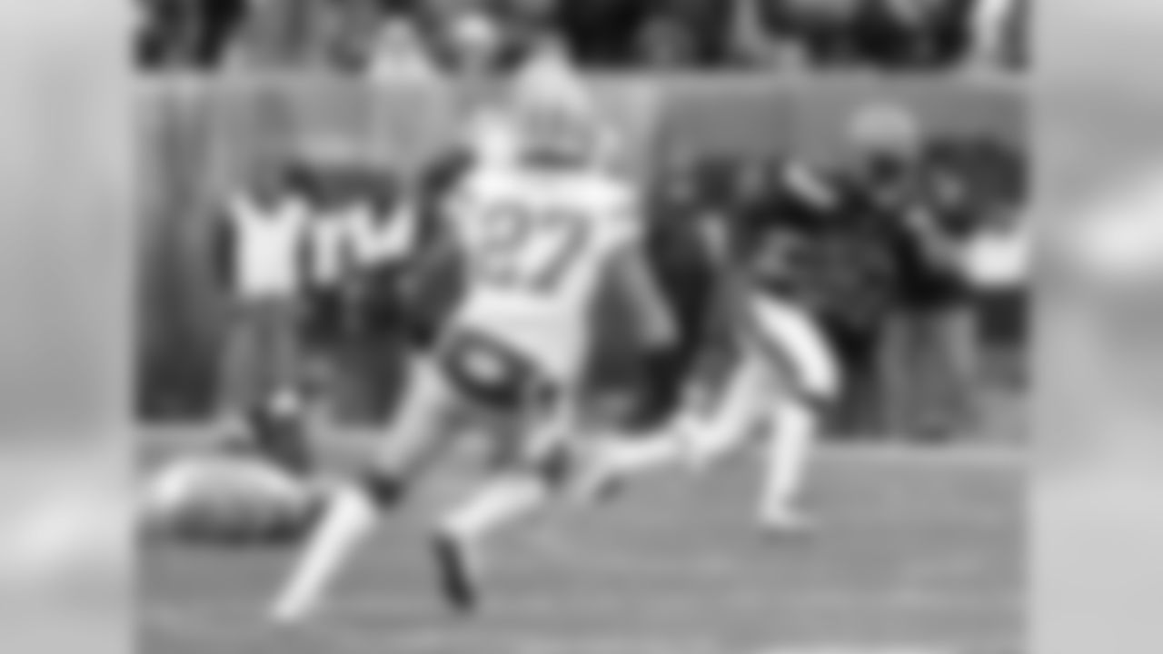 RB Duke Johnson Jr. runs against the Packers defense.