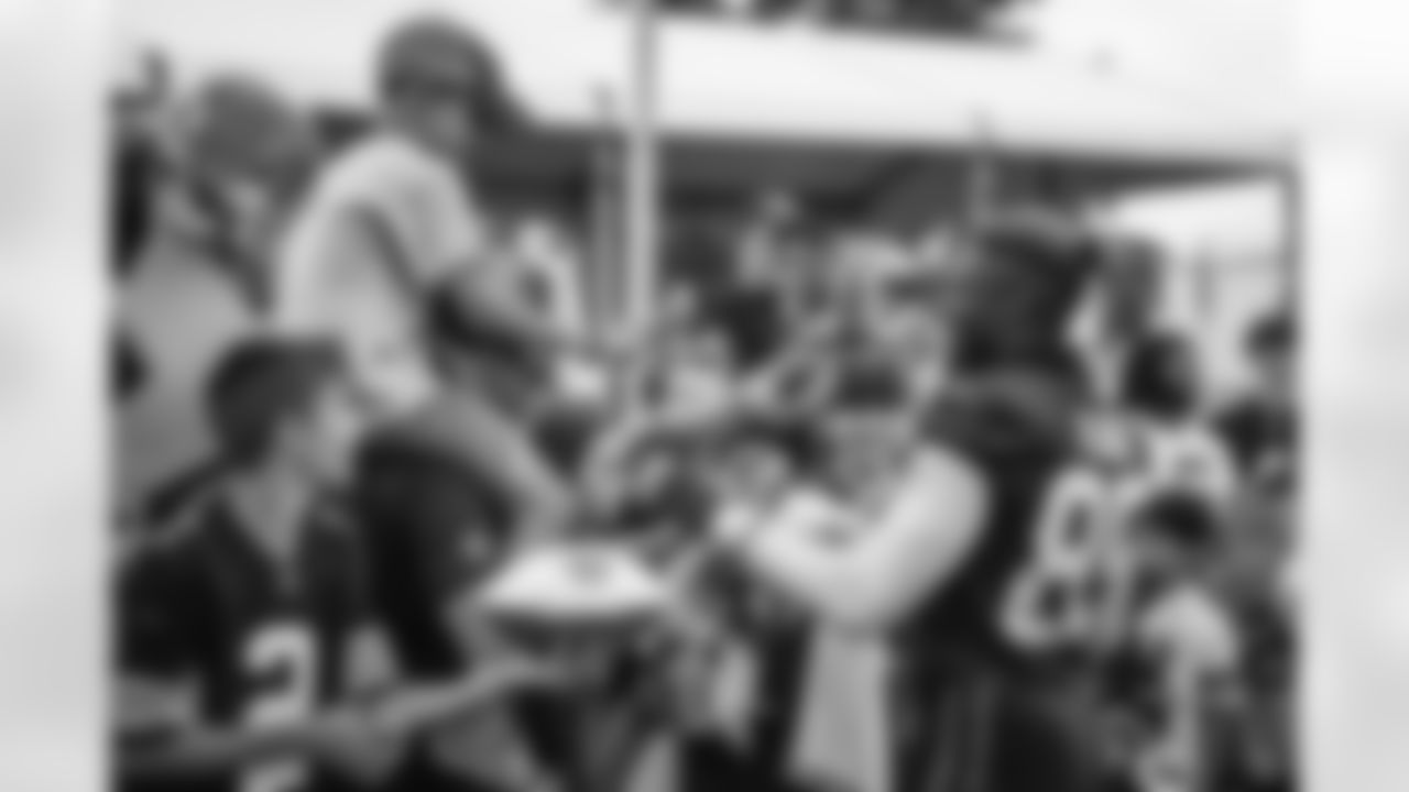 Tight end David Njoku (85) signs autographs for fans during the fourteenth day of training camp at CrossCountry Mortgage Campus on August 16, 2022.