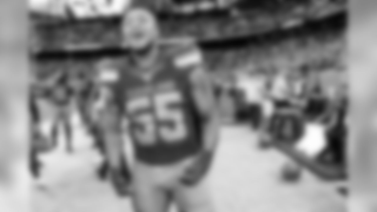 Linebacker Tae Davis (55)