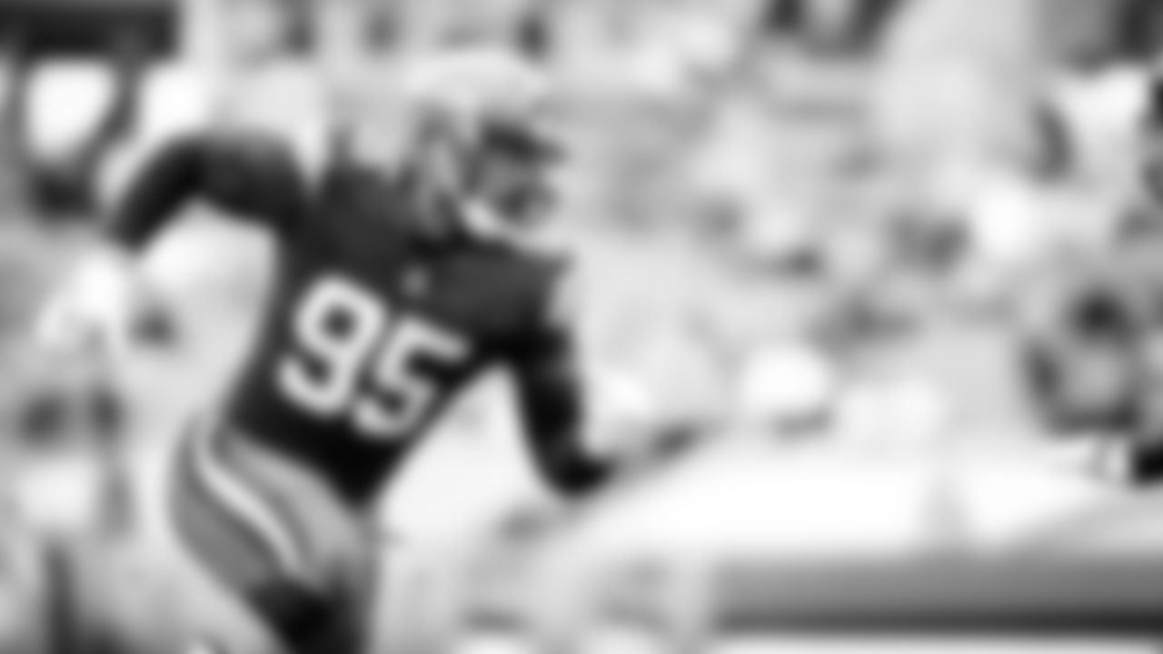 The Cleveland Browns play the Pittsburgh Steelers at FirstEnergy Stadium in Week 17.