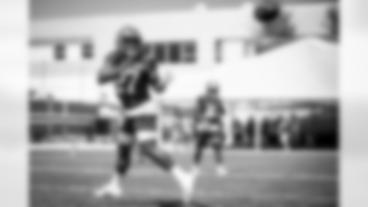 Running back Kareem Hunt (27) during practice at CrossCountry Mortgage Campus on August 23, 2022.