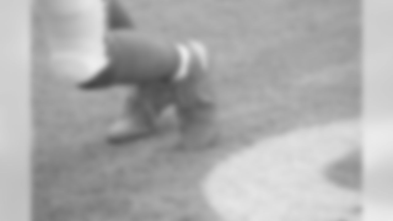 A Browns player wears pink cleats in honor of Breast Cancer Awareness Month.
